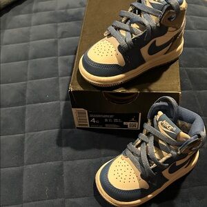 Nike Kids Navy and Beige Sneakers